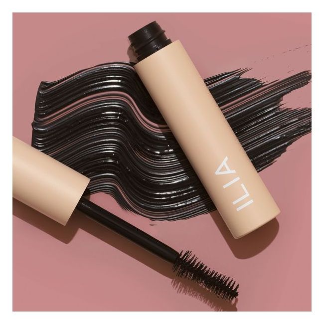 Ilia's Fullest Volumizing Mascara Lifestyle Texture