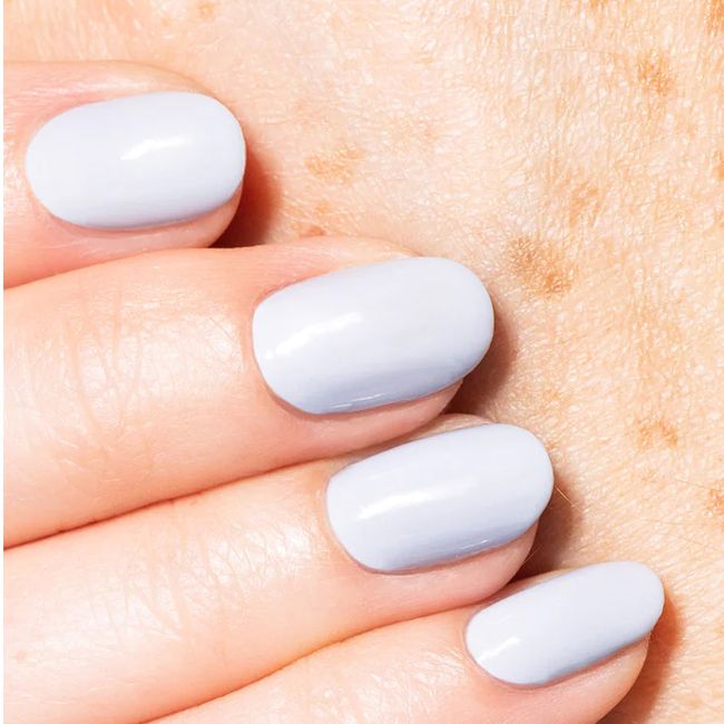 Vernis naturel à base de plantes Powder Blue Gitti main