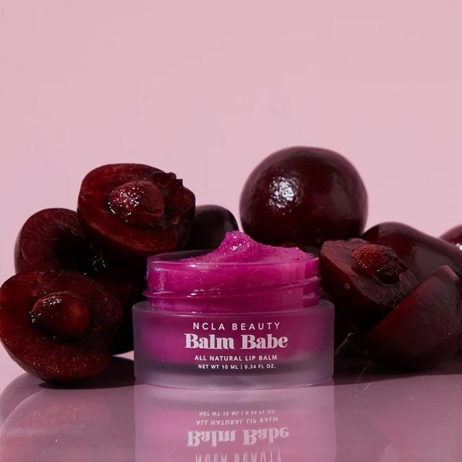 Baume pour les lèvres NCLA Beauty Black Cherry lifestyle