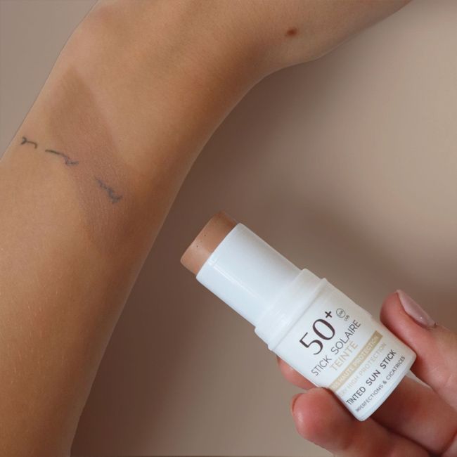 Stick Solaire Teinté SPF50+ Alga Maris Les Laboratoires de Biarritz application