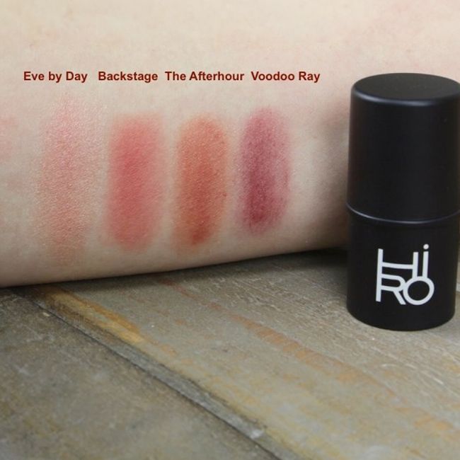 Hiro Cosmetic's vegan make-up multistick Application