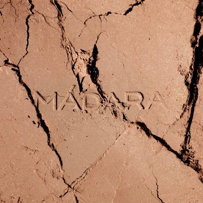 Madara Cosmetics' Midsummer Soft Silk Mineral Bronzing Powder Application